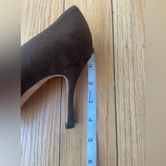 Manolo Blahnik brown suede heel. Size 40.5. Excellent pre-owned condition. - Picture 2 of 6